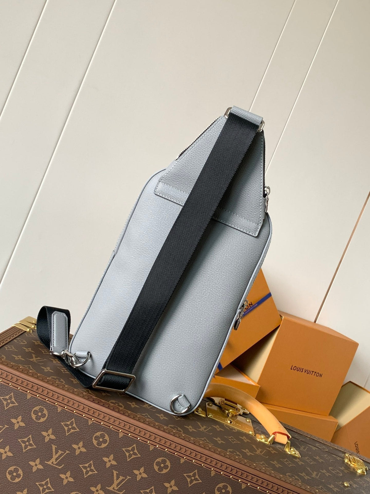 Louis Vuitton Avenue Slingbag 31 in Grey Taiga Leather Bag