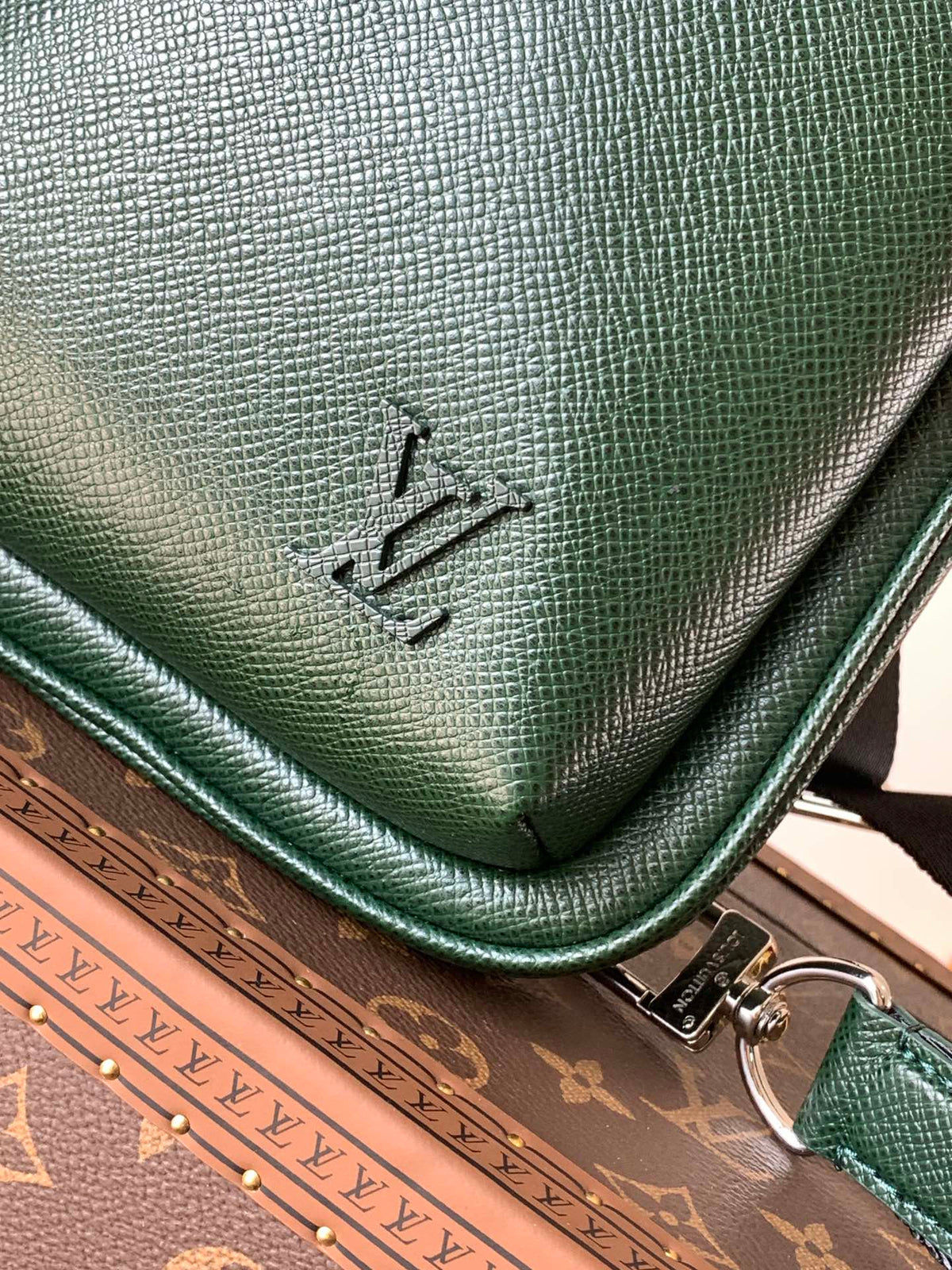 Louis Vuitton Avenue Slingbag 31 in Dark Green Taiga Leather Bag