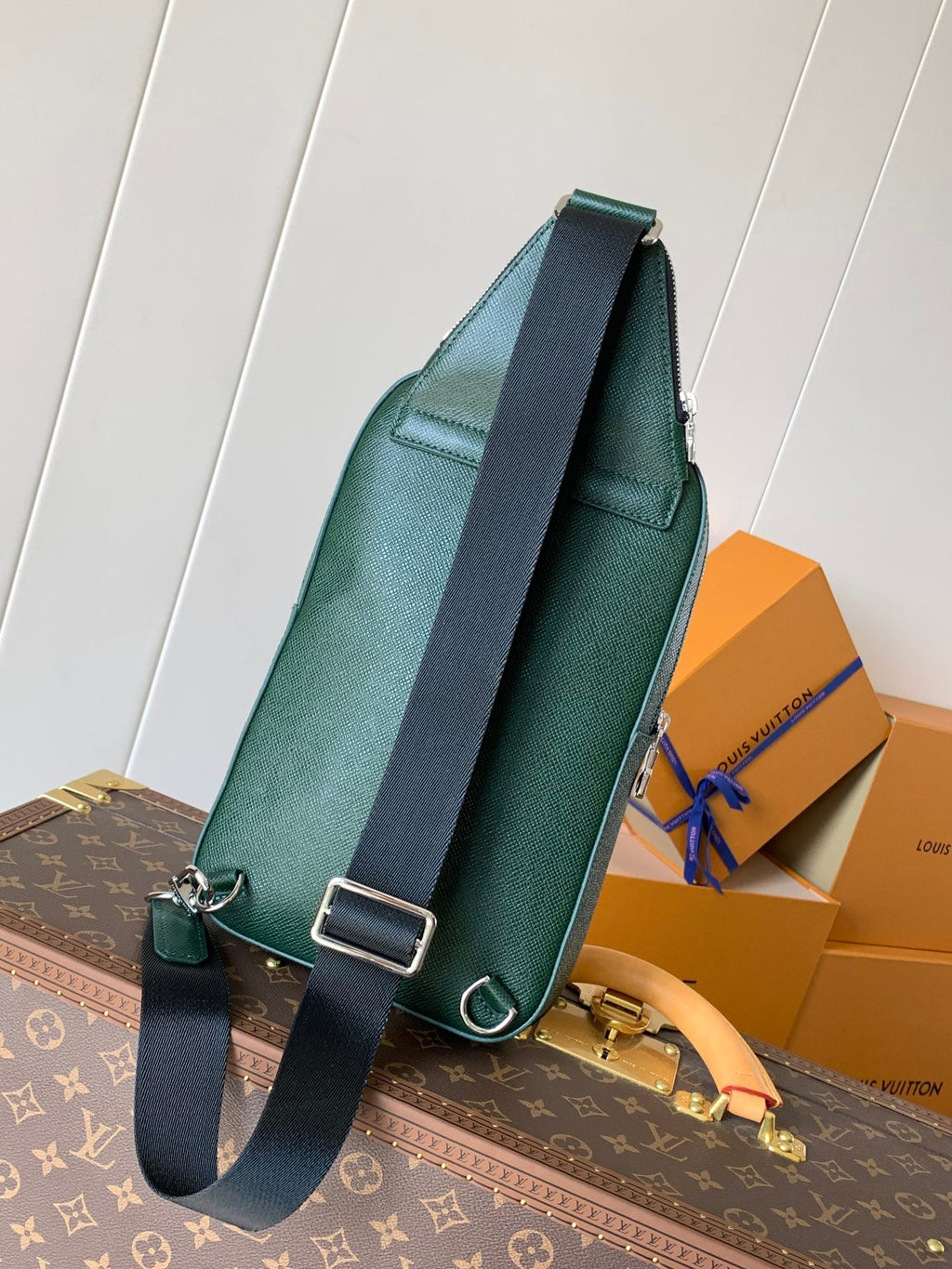 Louis Vuitton Avenue Slingbag 31 in Dark Green Taiga Leather Bag