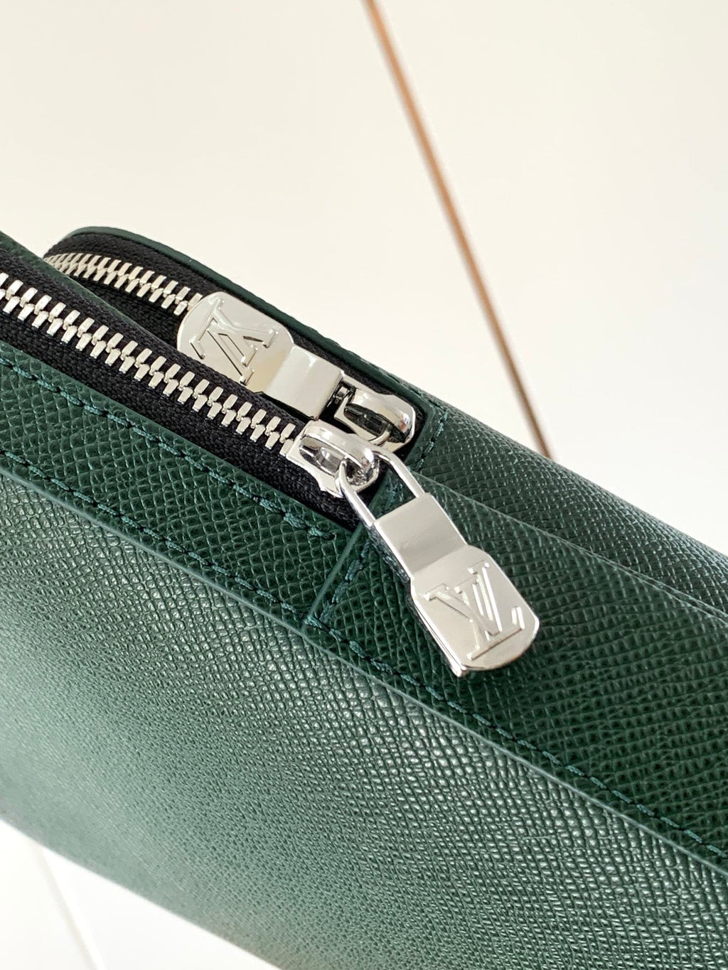 Louis Vuitton Avenue Slingbag 31 in Dark Green Taiga Leather Bag