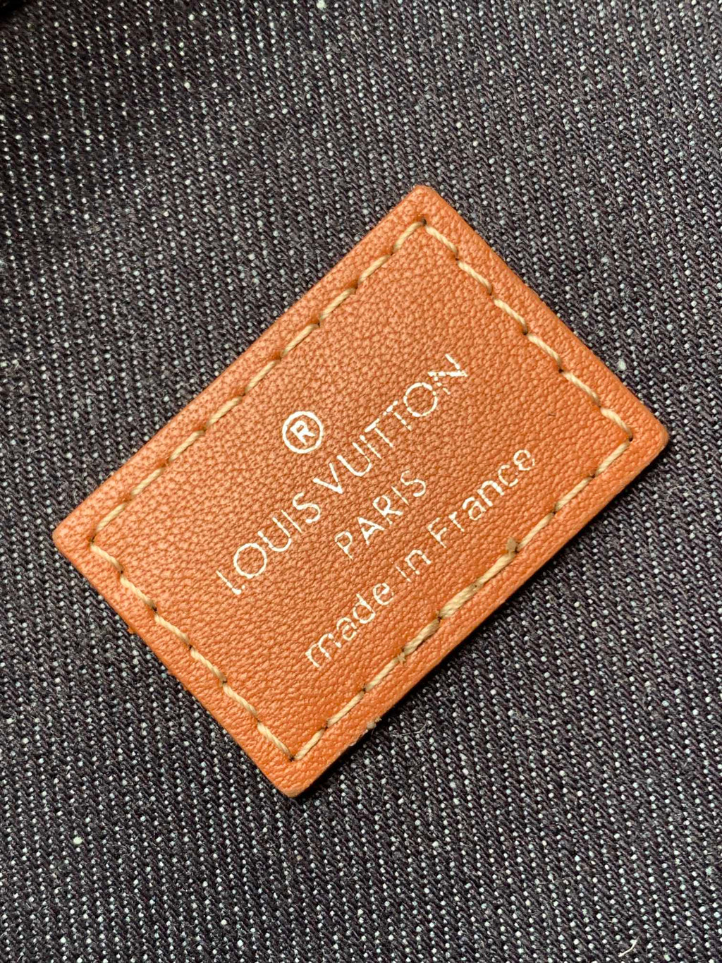 Louis Vuitton Avenue Slingbag 31 in Black Monogram Canvas with Brown Logo Bag