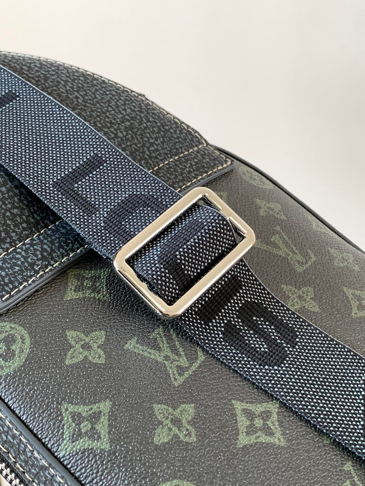 Louis Vuitton Avenue Slingbag 31 in Black Monogram Canvas with Brown Logo Bag