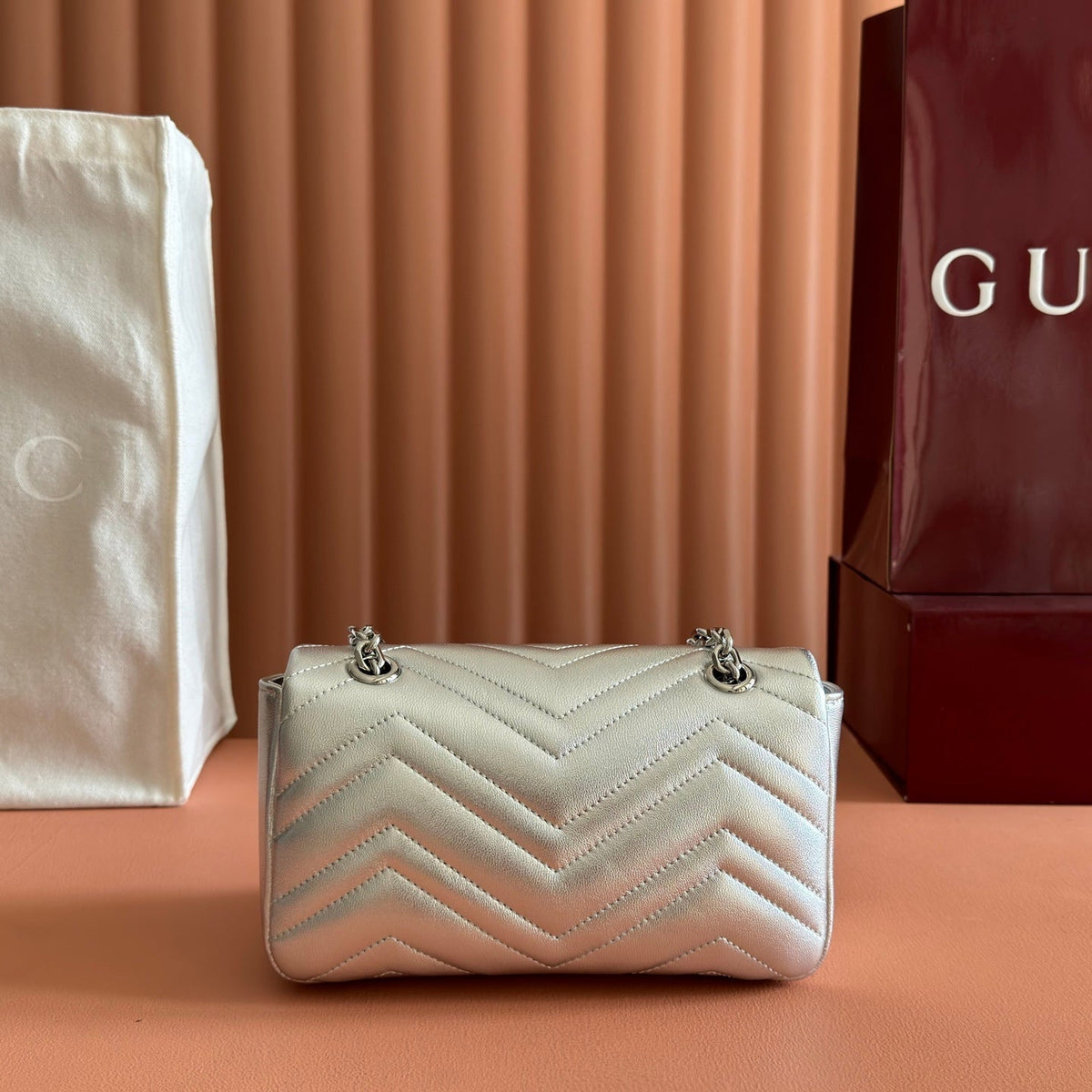 Gucci 26S Marmont Bag 22 in Silver Lambskin