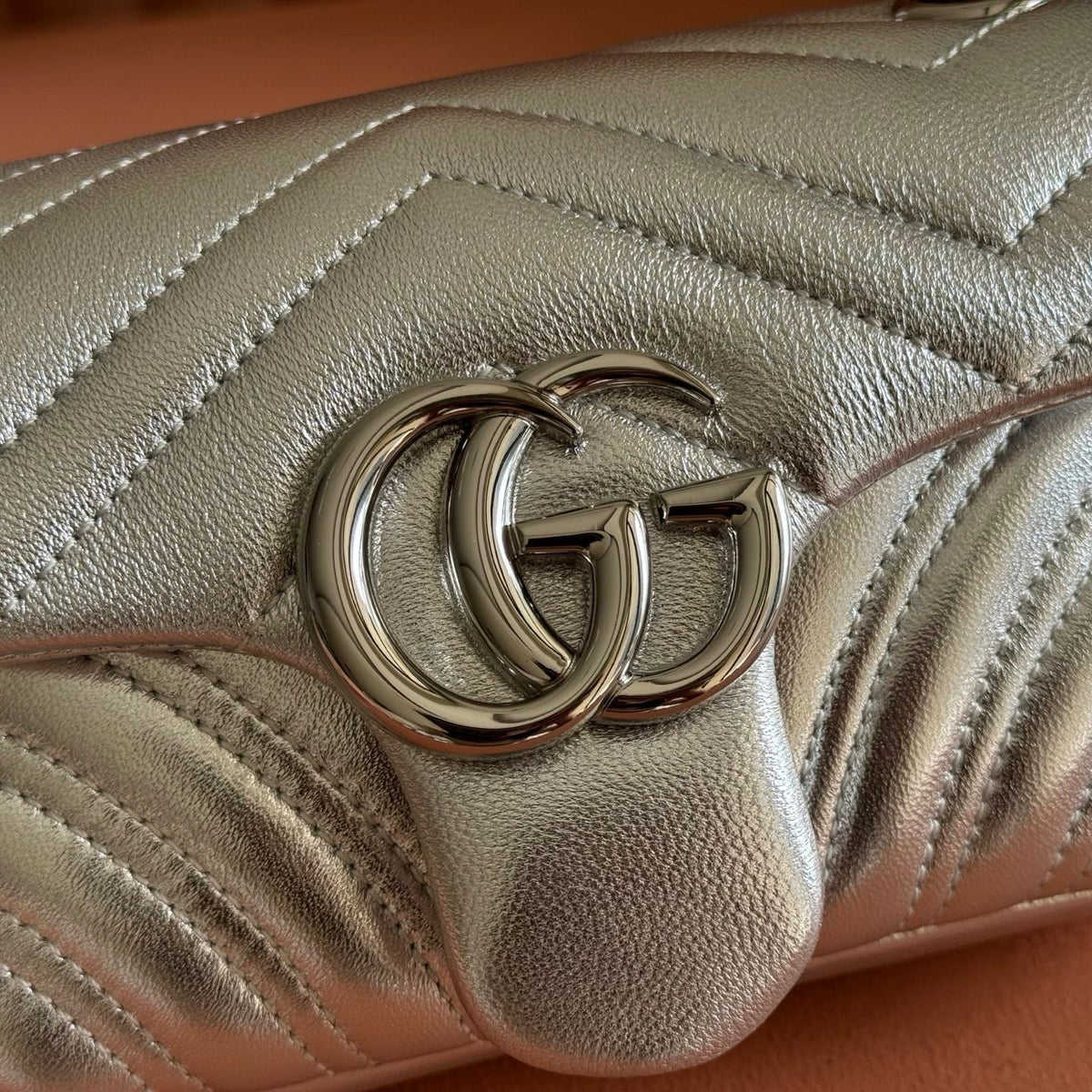 Gucci 26S Marmont Bag 22 in Silver Lambskin